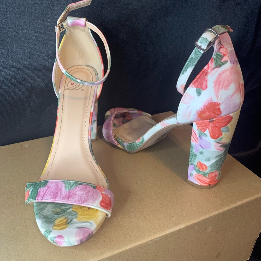 Flowers print heels 💐